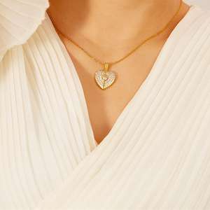 Collar con Colgante de Corazón Abierto con Alas de Ángel de Circonita y Acero Inoxidable PVD Resistente al Agua y al Deslustre para Grabado Láser - Product Image 3