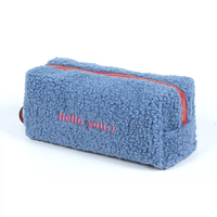 Cadeau promotionnel d'hiver personnalisé trousse de maquillage voyage portable mignon moelleux sac de rangement pour outils de beauté organiser une longue pochette à cosmétiques en peluche