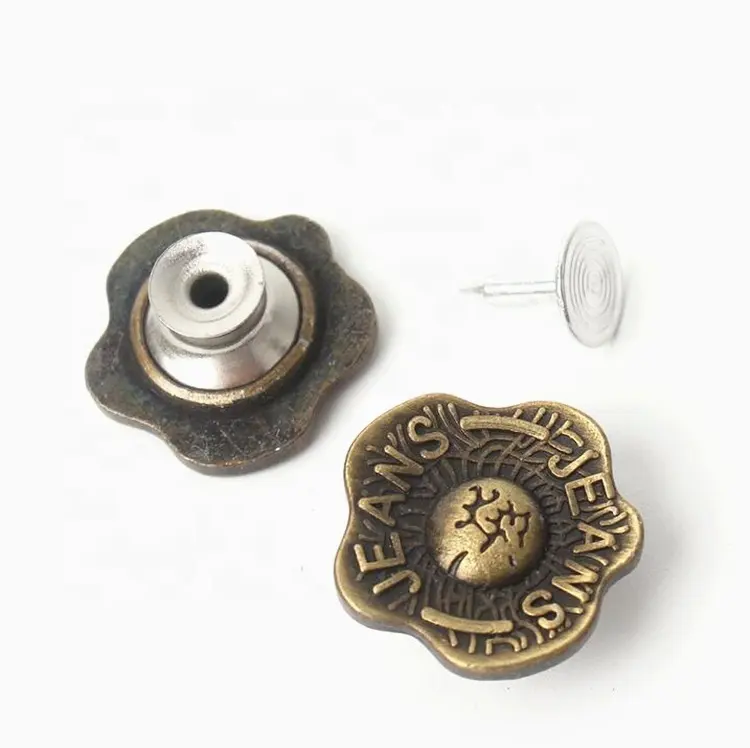 थोक प्राचीन पीतल का रंग मिश्र धातु कस्टम मेड उभरा नाम फूल लोगो बटन कपड़ों के लिए
