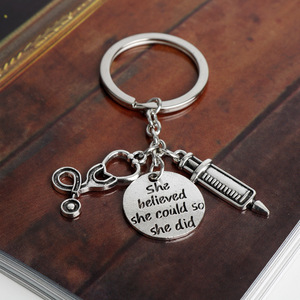 Porte-clés Infirmière Médecin « Elle Croyait <span class=keywords><strong>Qu</strong></span>'elle Peut, <span class=keywords><strong>Donc</strong></span> Elle L'a <span class=keywords><strong>Fait</strong></span> » – Bijou Inspirant avec Injecteur et Stéthoscope – Cadeau Idéal - Product Image 4