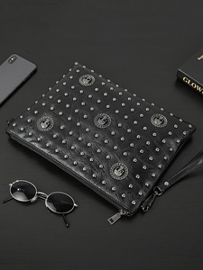 Bolso de Mano de Cuero PU de Negocios, Estilo Europeo 2024, con Patrón de Cabeza de Fantasma y Remaches, Gran Capacidad, Venta al por Mayor, Económico, para Hombre - Product Image 3