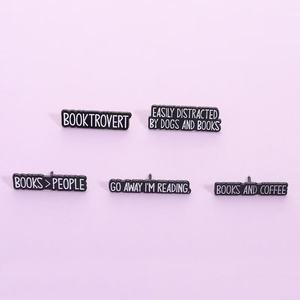 书虫名言卡通设计金属胸针套装，适合毕业和新年 - 锌合金书迷胸针 - Product Image 1