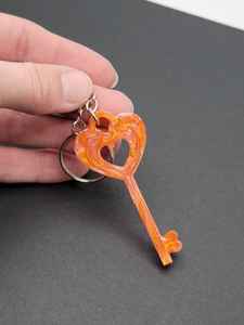 Porte-clés en résine fait à la main avec un design minimaliste transparent, accessoire léger et solide, adapté à un usage quotidien et unique - Product Image 3