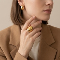 Bague signet minimaliste en forme de dôme incurvé, plaquée or 18 carats, en acier inoxydable poli miroir, bague statement épaisse pour usage quotidien