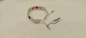 Bracelet artisanal Sstringz en perles Miyuki Delica multicolores sur base blanche avec cœurs dorés, rouges, roses, turquoise, verts et bleu marine - Product Image 5