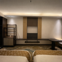 Ensemble clé en main de mobilier de chambre d'hôtel : lits jumeaux, tête de lit, panneau mural, console, banc – Solution FF&E complète pour hôtels