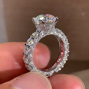 Anello a quattro punte da donna, accessorio semplice ed elegante per l'uso quotidiano - Product Image 1