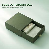 Boîte cadeau rectangulaire vert foncé avec tiroir coulissant, plateau à glissière, ruban en papier texturé, logo personnalisé, finition brillante/mate