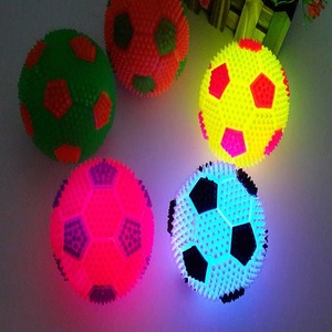 Ballon de football interactif pour chiens, lumineux et sonore, en TPR, à picots, à mâcher et rebondissant, pour le nettoyage des dents, amusant et durable. - Product Image 2
