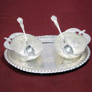 Paire de bols traditionnels en laiton plaqué argent en forme de pomme avec plateau ovale et cuillères – Ensemble cadeau de vaisselle en laiton finement gravé - Product Image 1