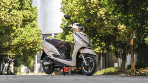 Moto Scooter Urbaine à Deux Roues Haute Vitesse 60V avec Pédales HB-FEIHU – Motos à Vendre Près de Chez Moi - Product Image 3