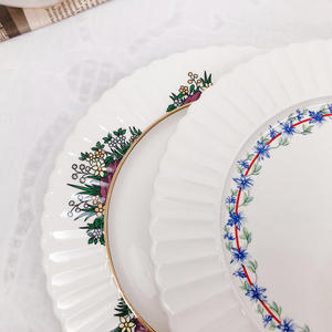 Assiette à dessert en relief blanc de 8 pouces à motif floral simple et moderne - Product Image 6