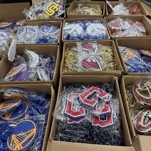 Collar de cadena grande personalizado con logo de fútbol americano y baloncesto, diseño de Leones, con logo 3D de espuma dorado extragrande de 8x6 pulgadas, accesorio para aficionados - Product Image 6