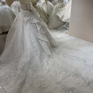 Vestido de Novia DW0195 Vintage Moderno con Hombros Descubiertos, Lentejuelas Color Marfil, Cola de Capilla, Encaje Largo y Flores de Cristal - Product Image 3