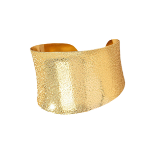 Bracelet manchette large martelé géométrique en acier inoxydable plaqué or 18 carats pour femme, style minimaliste et essentiel, vente en gros usine - Product Image 1