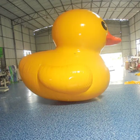 L'eau extérieure joue le grand canard en caoutchouc jaune de modèle gonflable de canard de la publicité pour
