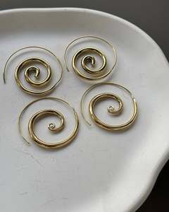 ต่างหูทรงกลมขนาดใหญ่แบบเกลียวซ้อนกัน ลายสัญลักษณ์การสะกดจิต ดีไซน์เรียบหรู สีทอง ของขวัญสำหรับเธอ - Product Image 1