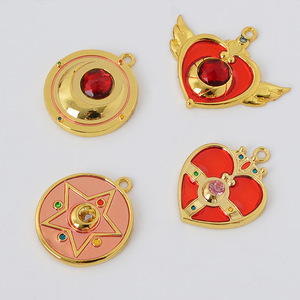 Nouvel ensemble de colliers <span class=keywords><strong>Sailor</strong></span> <span class=keywords><strong>Moon</strong></span> : Collier avec pendentif <span class=keywords><strong>baguette</strong></span> de transformation, breloque <span class=keywords><strong>baguette</strong></span>, et pendentif <span class=keywords><strong>Sailor</strong></span> Anime. Emballage en boîte colorée. - Product Image 4