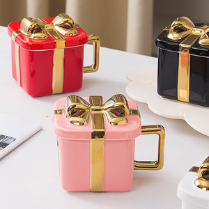 Tasse à café en céramique de style Ins, design nœud, forme irrégulière, 420 ml, tasse carrée dorée en céramique avec couvercle, idéale pour les cadeaux et le bureau - Product Image 1