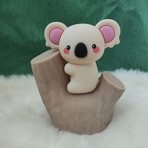 Lámpara LED portátil de silicona suave con forma de koala, recargable por USB, con sensor de movimiento, luz cálida regulable, ideal para la habitación de bebés y niños. - Product Image 6