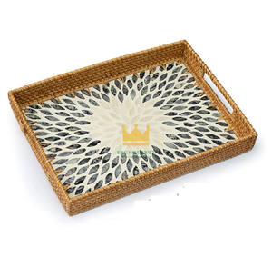 Plateau de service en rotin tressé fait main, mosaïque élégante en coquillages pour table basse, cuisine et décoration, idéal pour la restauration - Product Image 1