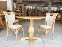 Petite table ronde classique au fini naturel