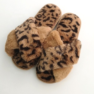 Nuove Pantofole da <span class=keywords><strong>Donna</strong></span> in Cotone Antiscivolo Calde con Stampa Leopardata e Design Incrociato in Peluche - Product Image 2