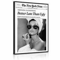 Tableau mural encadré en toile « Better Late Than Ugly » avec cadre noir, parodie de journal, style rétro glamour, humour fashionista, décoration de salon