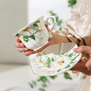 Vente en gros d'ensemble de tasses à expresso en céramique imprimée de fleurs vintage pour cafés ensemble de tasses à café et soucoupes avec bordure dorée - Product Image 2