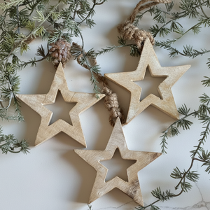 Adorno colgante de Navidad de madera natural para decoración de árboles con aspecto festivo simple pero elegante - Product Image 1