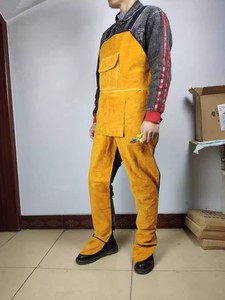 Delantal de cuero de vaca personalizado con abertura para las piernas, resistente al calor y al fuego, ignífugo, <span class=keywords><strong>ropa</strong></span> de trabajo de soldadura, protección para hombres - Product Image 1