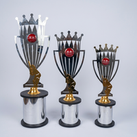 Réplique de trophée de cricket moderne en métal, coupe de récompense sportive avec base en bois, couronne et balle, décoration de bureau, cadeau d'équipe personnalisé