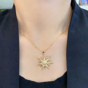 Pendentif soleil en diamant de laboratoire 1,00 carat, taille brillant, serti clos |   Or jaune |   Certifié IGI |   EF VS |   Articles de luxe pour femmes - Product Image 4
