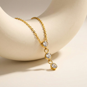 Collar de acero inoxidable para mujer, diseño simple y moderno con tres circonitas. - Product Image 1