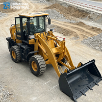 Promotion : Chargeuse-pelleteuse 4x4 avec cabine fermée, chargeuse frontale et pelle arrière, pour travaux agricoles et de construction municipale.