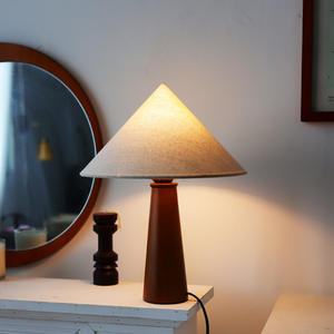 מנורת שולחן מעץ מלא בסגנון מודרני של אמצע המאה, עם אהיל בד בצורת חרוט, מנורת שולחן צד למיטה לתאורת פנים דקורטיבית - Product Image 1