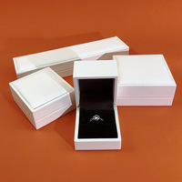 Boîte à bijoux en cuir PU blanc, directement de l'usine, pour bague de fiançailles, pendentif, collier, emballage cadeau, accessoire pour cérémonie de mariage.
