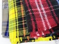 Écharpe en polyester à carreaux style universitaire classique, avec pompons colorés de qualité supérieure, châle chaud et doux pour femme, vente en gros