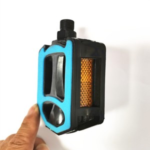 Pedales de plataforma para bicicleta de montaña con rodamientos de bolas, antideslizantes, de plástico, en gris, azul y rojo, para bicicletas de montaña Q 031 - Product Image 2