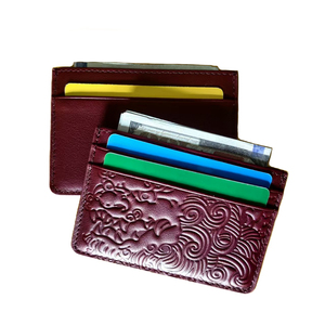 Portacarte di Credito Personalizzato per Donne in <span class=keywords><strong>Pelle</strong></span> Conciata al Vegetale Portafoglio Porta Carte in <span class=keywords><strong>Vera</strong></span> <span class=keywords><strong>Pelle</strong></span> con Leone Inciso Personalizzato per Donne - Product Image 4