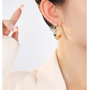 Pendientes de Botón con Incrustaciones de Turquesa y Circonia en Forma de C, Estilo Antiguo, para Mujer, de Alta Gama, Lujosos y con Personalidad Exagerada - Product Image 5