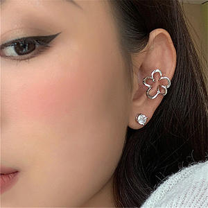 Pendientes con clip en forma de flor, aleación chapada en plata, joyería de moda unisex para mujeres y hombres - Product Image 2