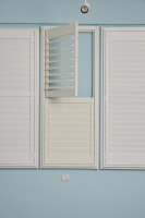 Volets de fenêtre en bois pleine longueur sur mesure pour décoration intérieure