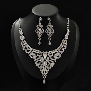 ชุดเครื่องประดับแฟชั่นสำหรับเจ้าสาวผู้หญิงสไตล์ยุโรปและอเมริกาชุดเครื่องประดับสร้อยคอพลอยเทียมสีขาวประดับพลอยเทียมชุบทอง - Product Image 2