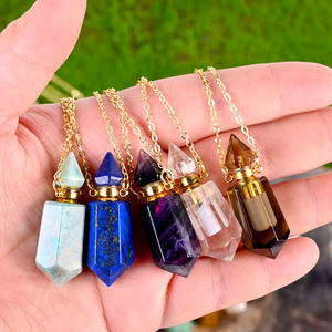 Großhandel Natur kristall Sechseckige Doppels pitze Anhänger Mode Kristall Parfüm Flasche Halskette - Product Image 1