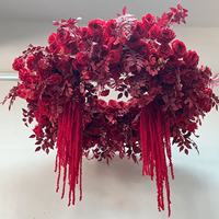 Arche florale artificielle en soie rose rouge profond et amarante, faite à la main, durable, pour décoration suspendue au plafond de mariage