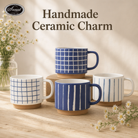 Tasse en céramique personnalisable peinte à la main avec motif à carreaux bleus et rayures, idéale pour un cadeau promotionnel