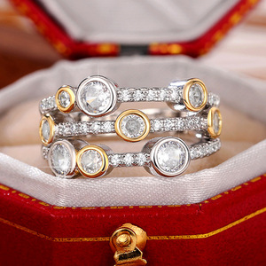 Anello da donna bicolore con design geometrico a linee e punti vuoti - Product Image 3