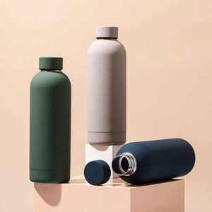 Bouteille d'eau sport soft touch 500 ml, petite ouverture, revêtement en caoutchouc noir, isotherme sous vide en acier inoxydable, vente chaude, cadeau - Product Image 1