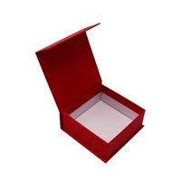 Coffret cadeau personnalisé haut de gamme, robuste et fait main, avec pelliculage mat et insert en mousse EVA, dans une boîte en carton noir à fermeture magnétique